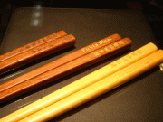 木製の箸へのレーザー彫刻